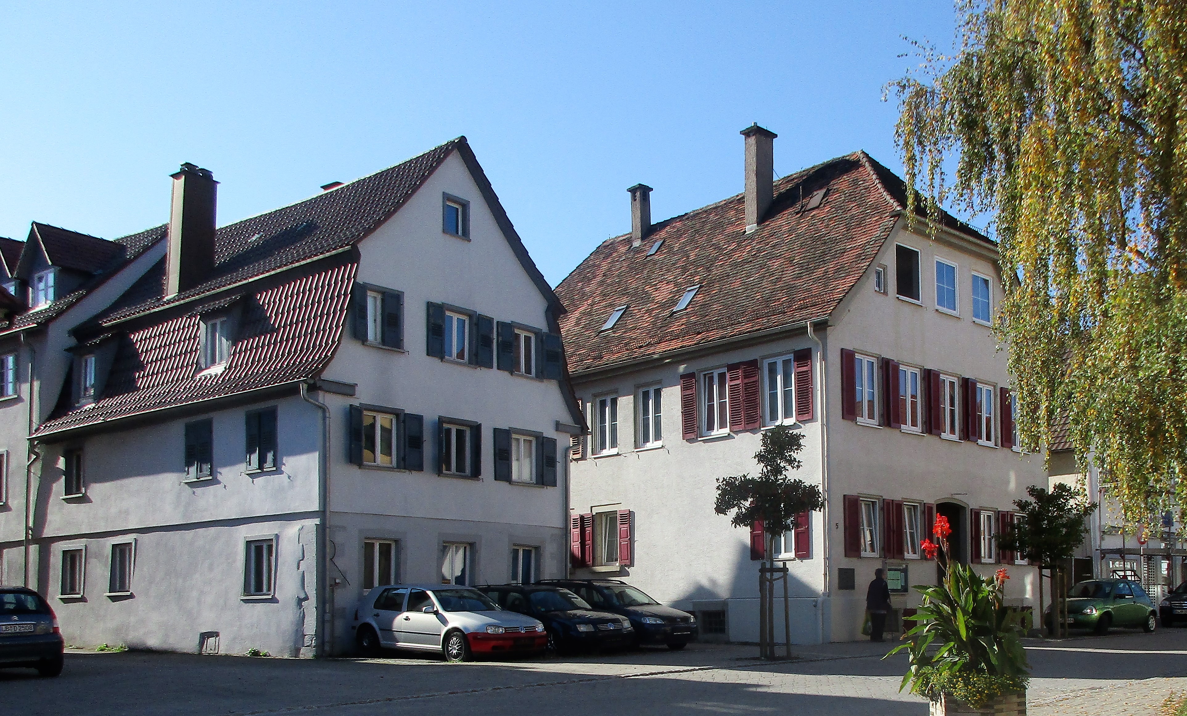 Zwischen Pfarrhaus (rechts) und Rathaus: das Haus Wertheimer in der Hauptstraße 3.