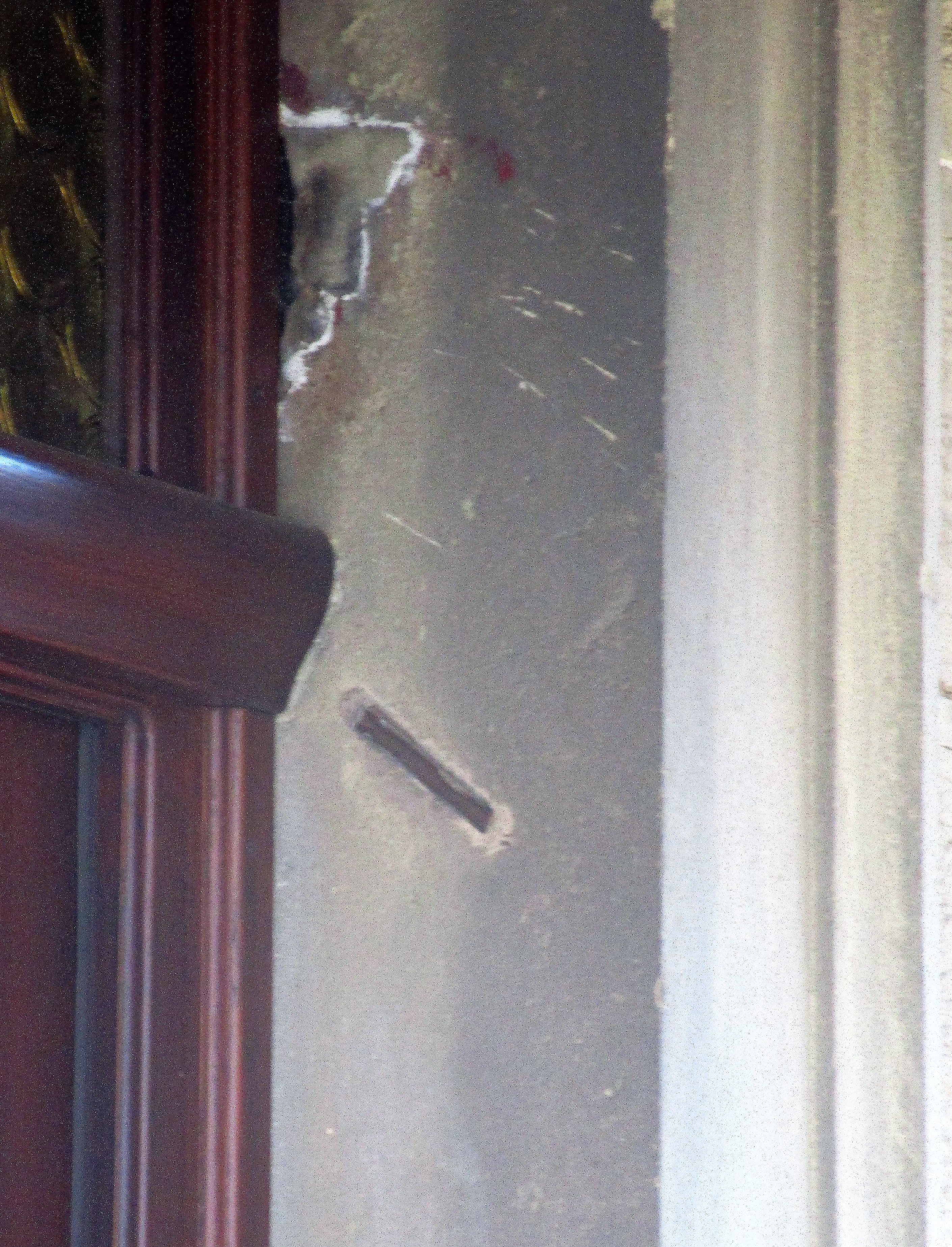 Die schräge Kerbe für die Mesusa zeichnet sich noch deutlich im steinernen Türsturz ab.
