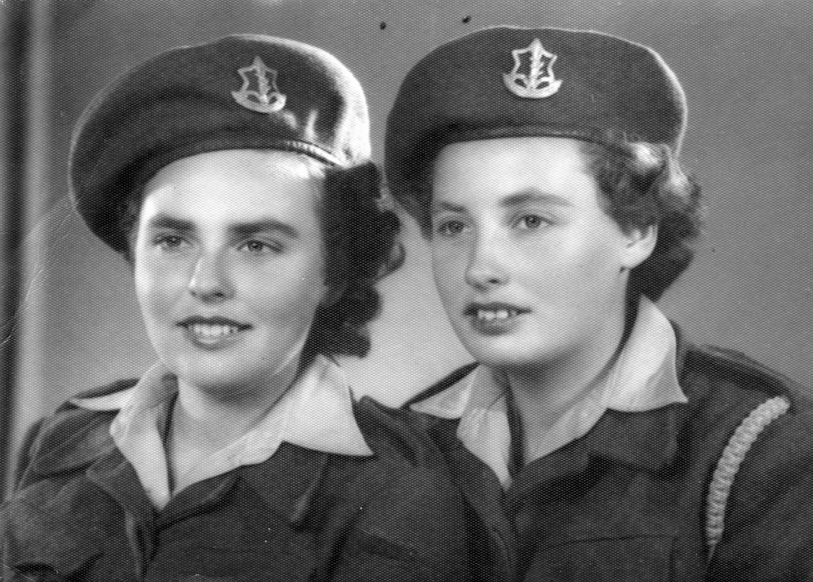 Belha (Beate) und Hanna Stein als israelische Soldatinnen