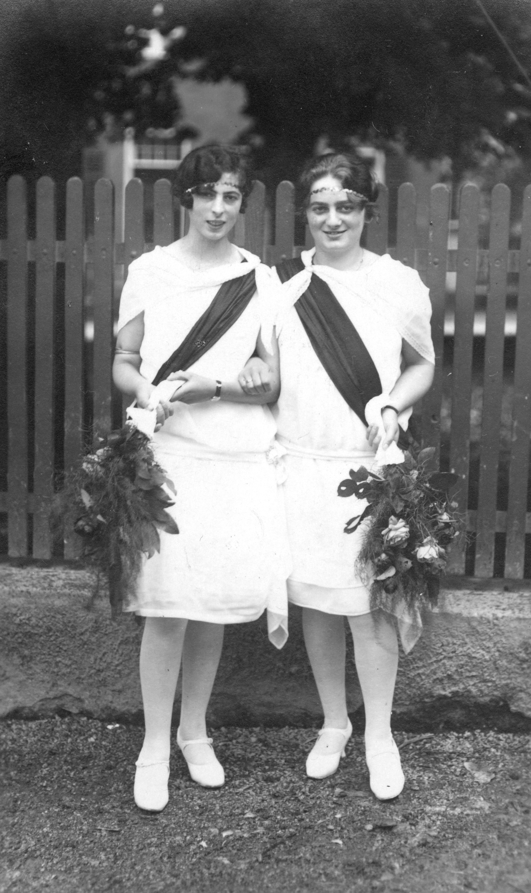 Emmy Weil und Betti Stein (links) als Festdamen 1929.